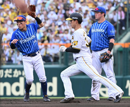 阪神対DeNA 7回裏阪神無死一塁、代打糸原の二塁への打球を捕球した牧（右）の送球を遊撃手林（左）が捕球できず、小幡が三塁へ進む（撮影・前岡正明）