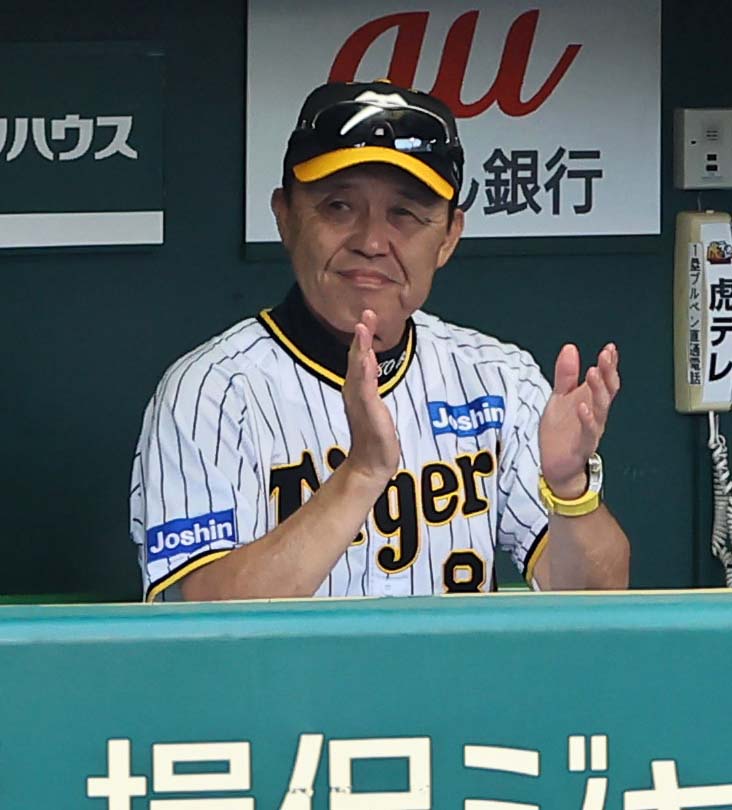 阪神対DeNA　手をたたいて選手を鼓舞する岡田監督（撮影・上田博志）