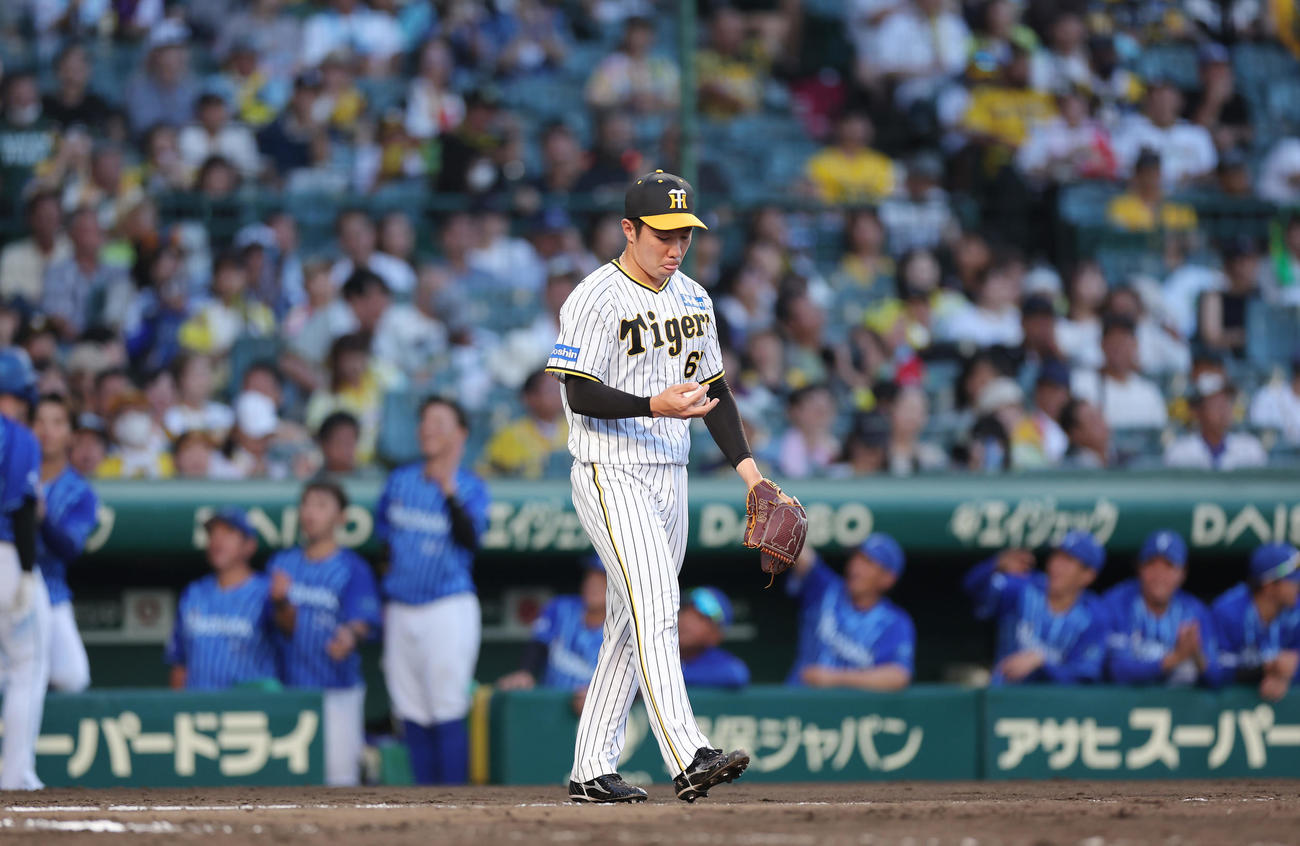 阪神対DeNA 10回表DeNA2死一、二塁、牧に2点適時三塁打を浴びた石井（撮影・前田充）