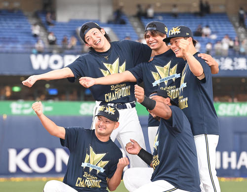 記念撮影する後列左から山崎颯、宇田川、山本、前列左から小木田、セデーニョ（撮影・和賀正仁）（撮影・和賀正仁）