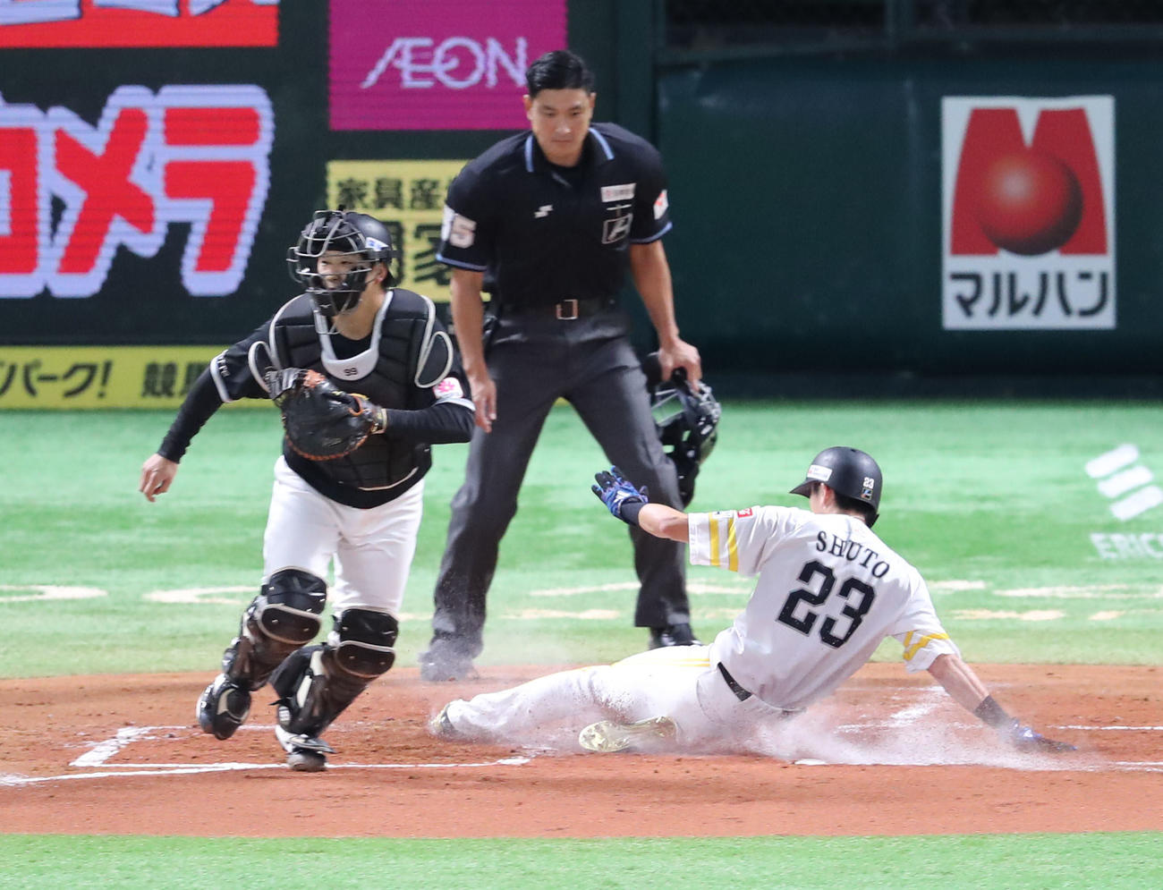 ソフトバンク対ロッテ　1回裏ソフトバンク無死一、二塁、柳田の右翼線適時打で生還する周東（撮影・梅根麻紀）