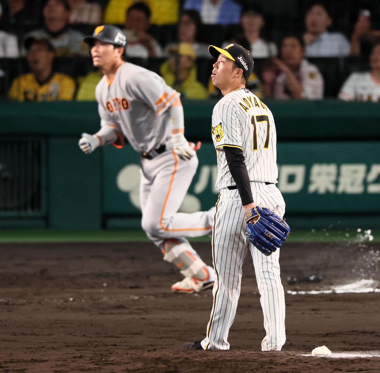 阪神対巨人　6回表巨人2死満塁、青柳は代打大城卓に右越え満塁本塁打を浴びる（撮影・加藤哉）
