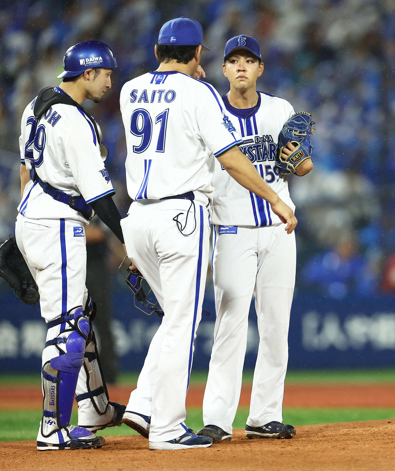 DeNA対中日　3回表中日2死一、二塁、細川に先制適時打を浴び、斉藤チーフ投手コーチ（中央）と言葉を交わす平良（撮影・河田真司）