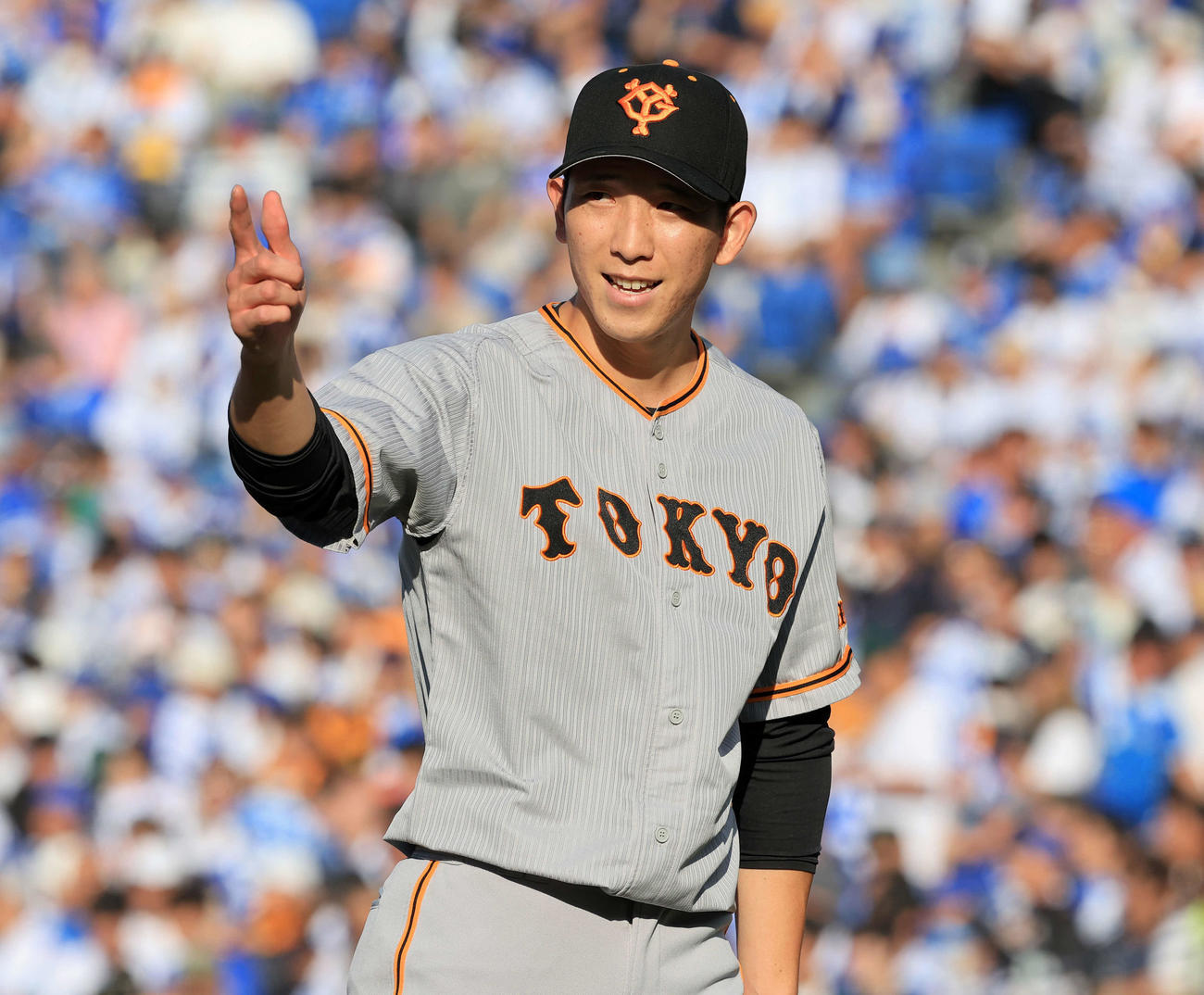 DeNA対巨人　6回裏DeNAの攻撃を抑えた戸郷は野手を笑顔で指さす（撮影・浅見桂子）