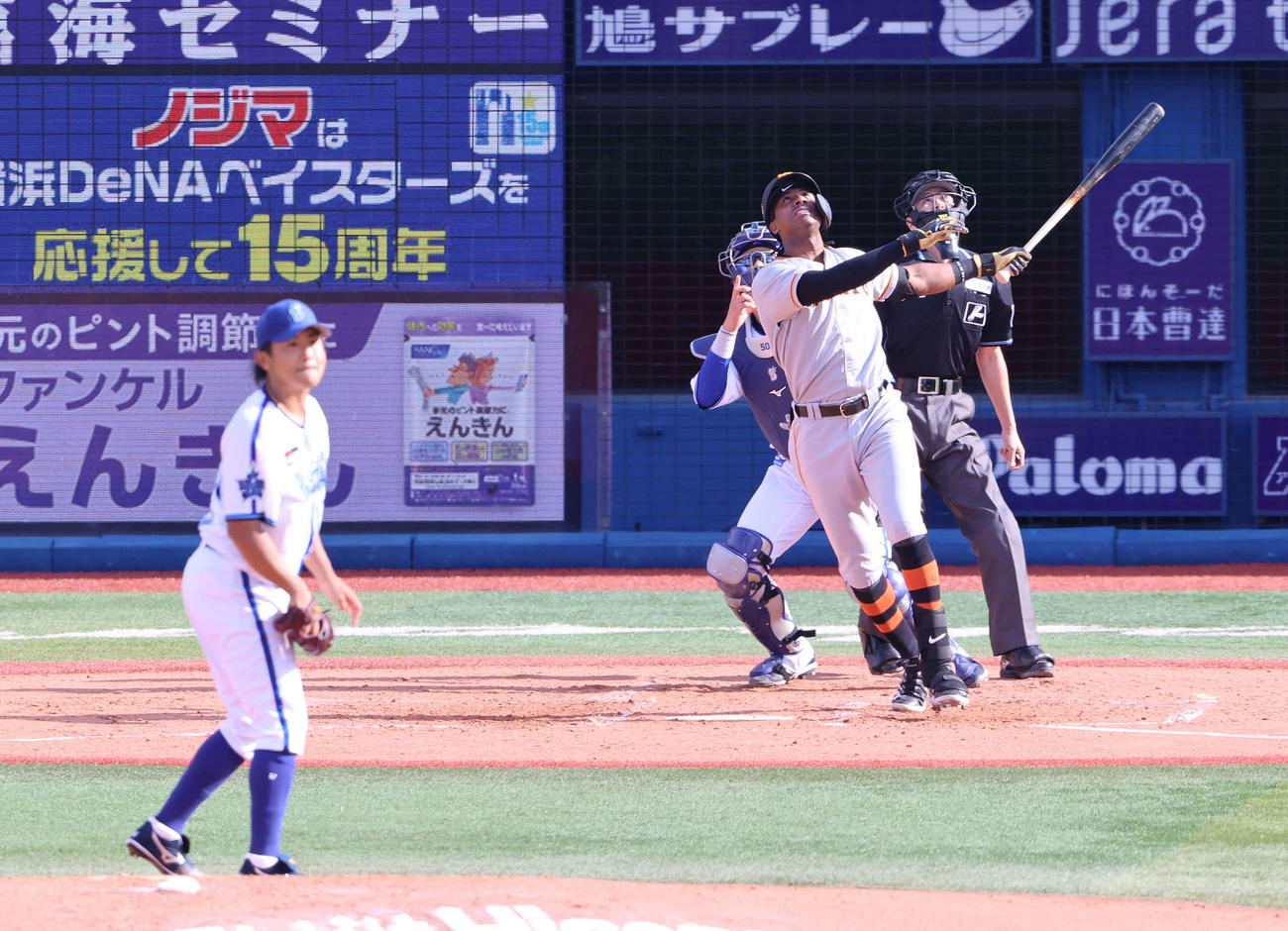 DeNA対巨人　4回表巨人1死一、三塁、先制の中犠飛を放つブリンソン。投手今永（撮影・河野匠）