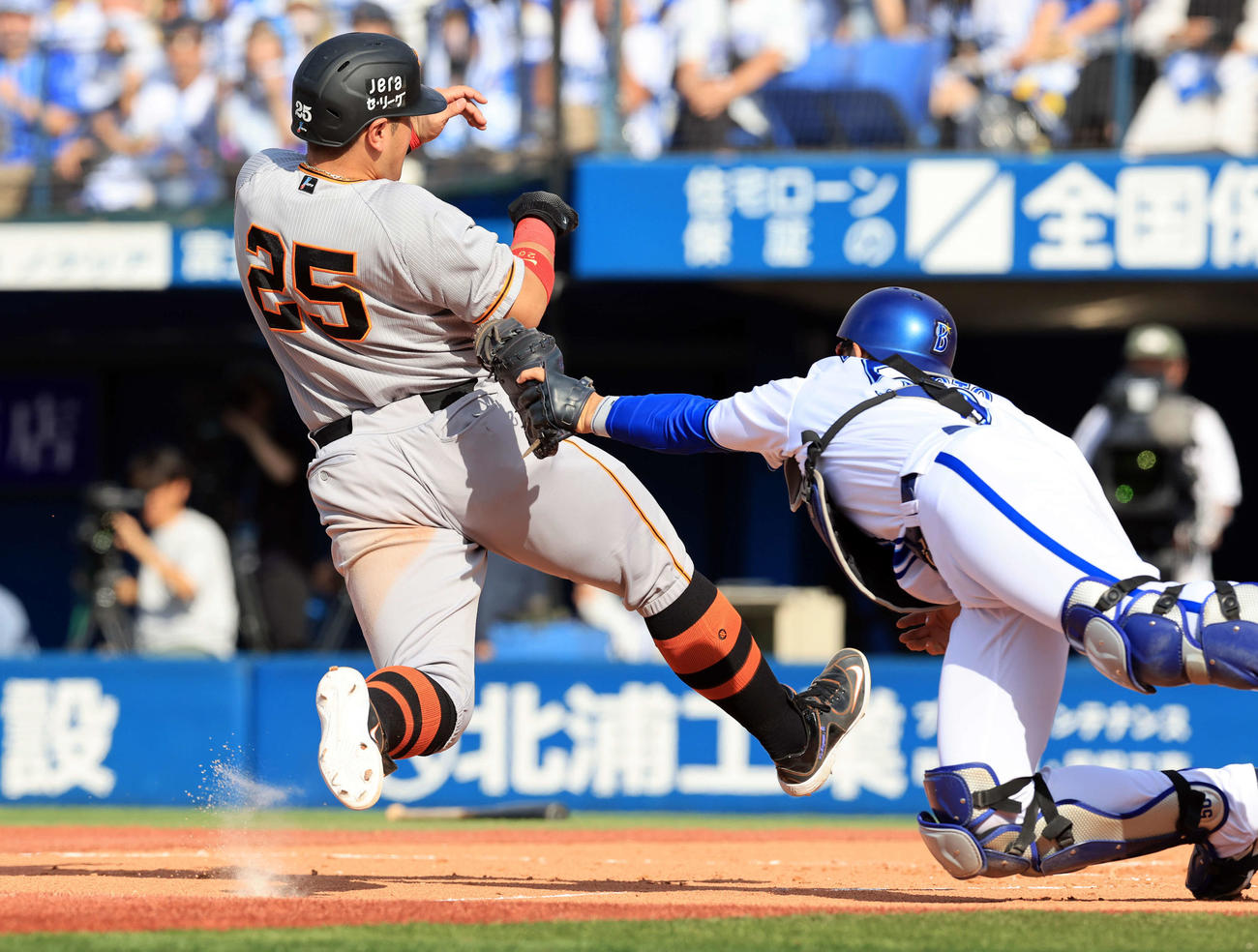 DeNA対巨人　4回表巨人1死一、三塁、ブリンソンの先制中犠飛で、三塁走者岡本和（左）は、捕手山本のタッチをかわして生還する（撮影・浅見桂子）