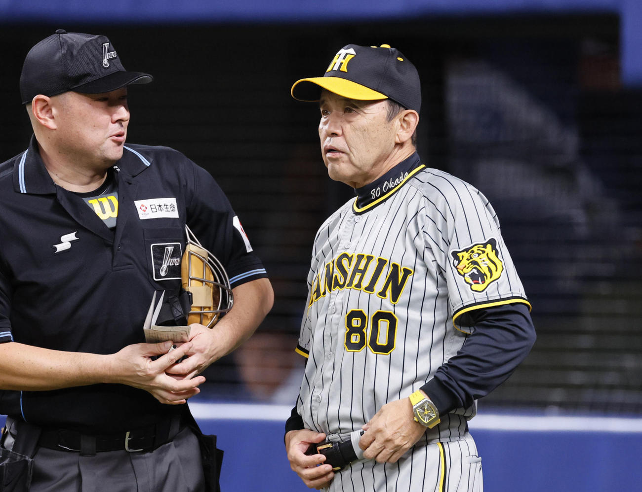 中日対阪神　11回、交代告げる阪神岡田監督（撮影・藤尾明華）