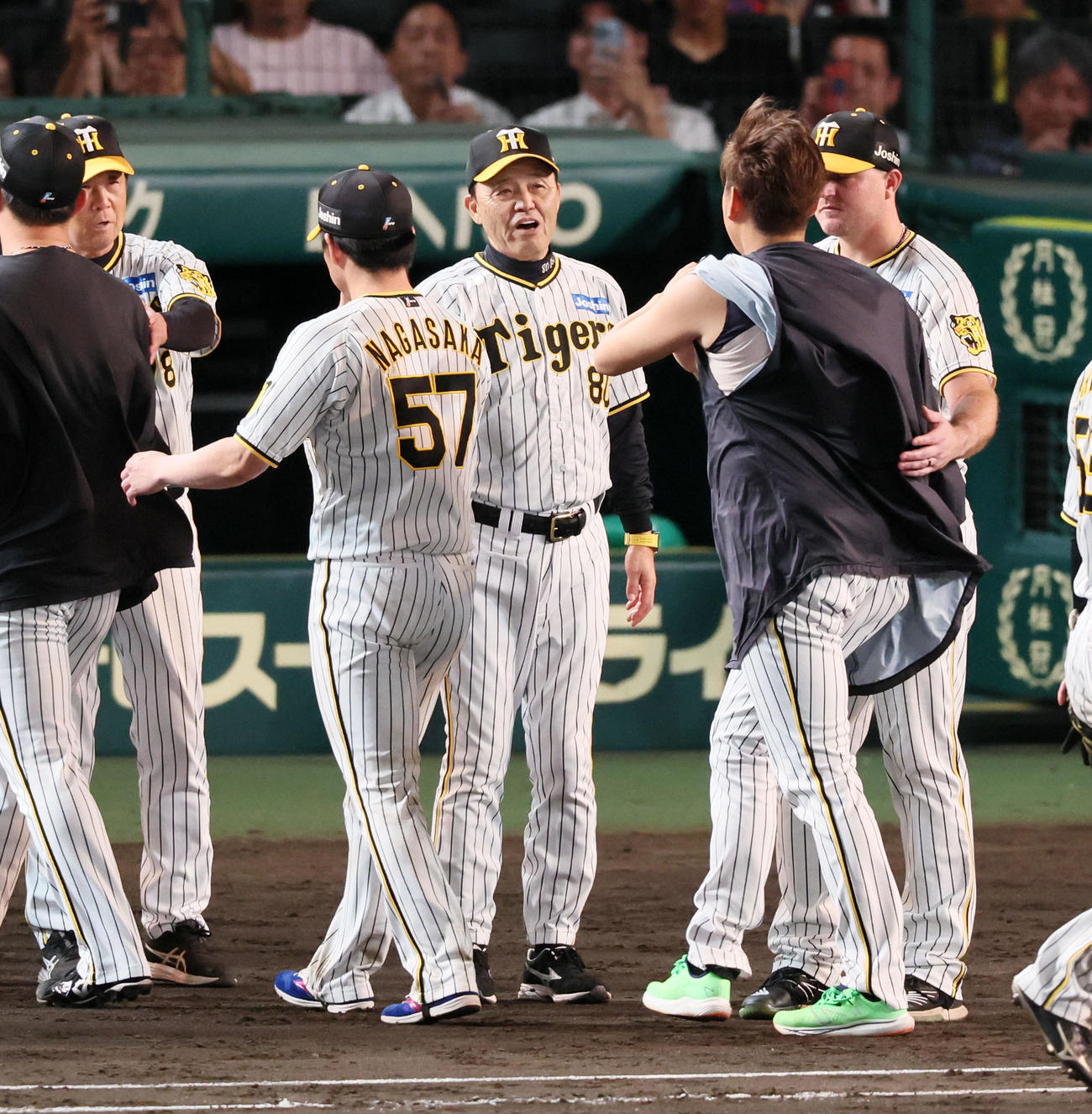 阪神対ヤクルト　ヤクルトに勝利し笑顔で西勇（右）とタッチする岡田監督。左は長坂（撮影・加藤哉）