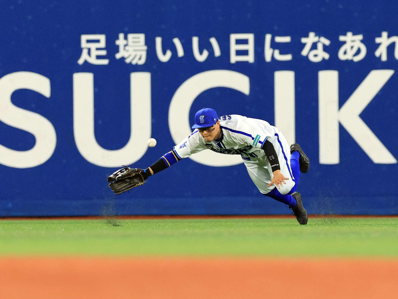 DeNA対ヤクルト　1回表ヤクルト1死三塁、山田の打球に飛び込んだ関根だが捕れず先制適時二塁打にする（撮影・浅見桂子）