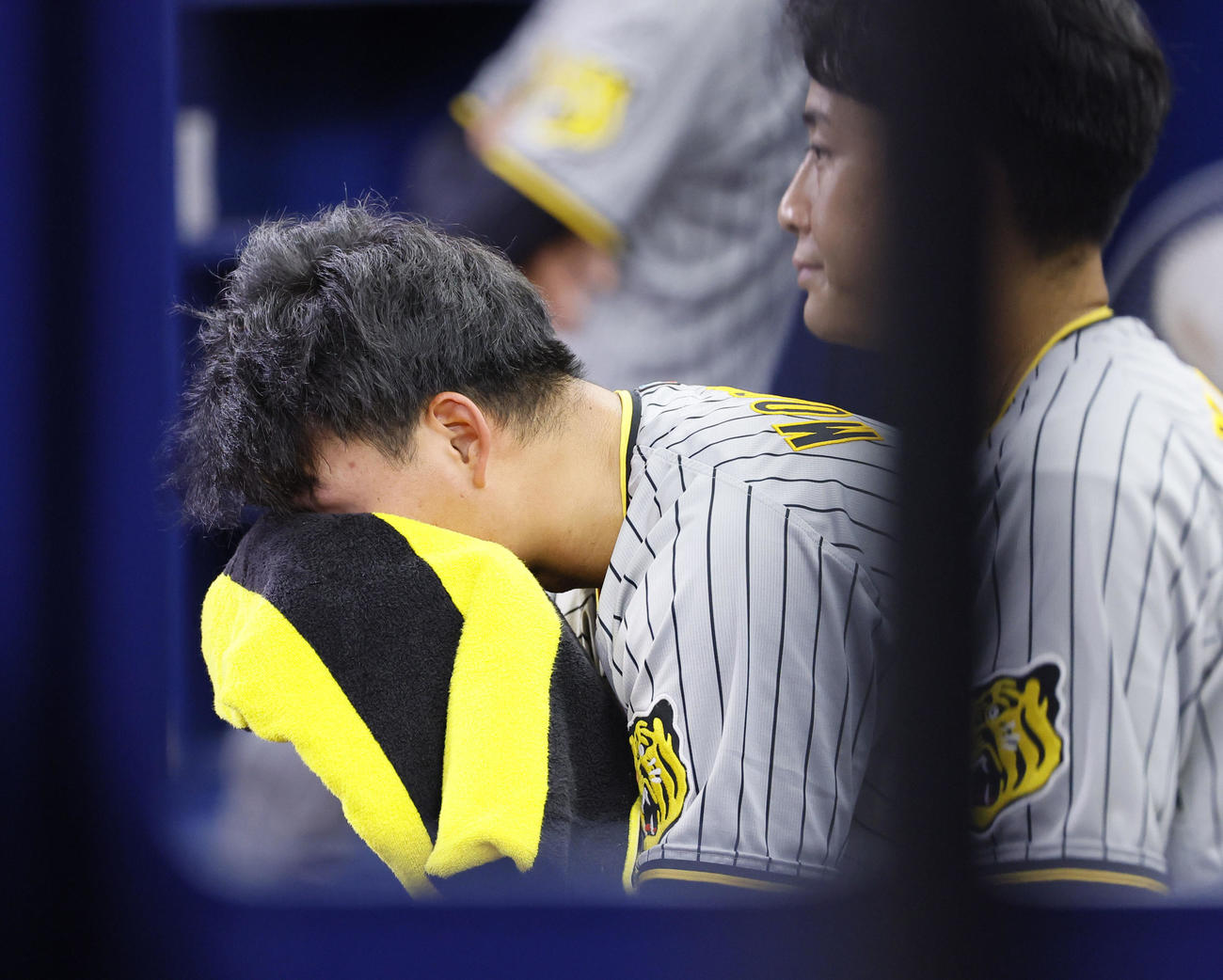DeNA対阪神　5回表阪神無死満塁、空振り三振に倒れ、ベンチで悔しそうに、タオルで顔を覆う森下（撮影・藤尾明華）