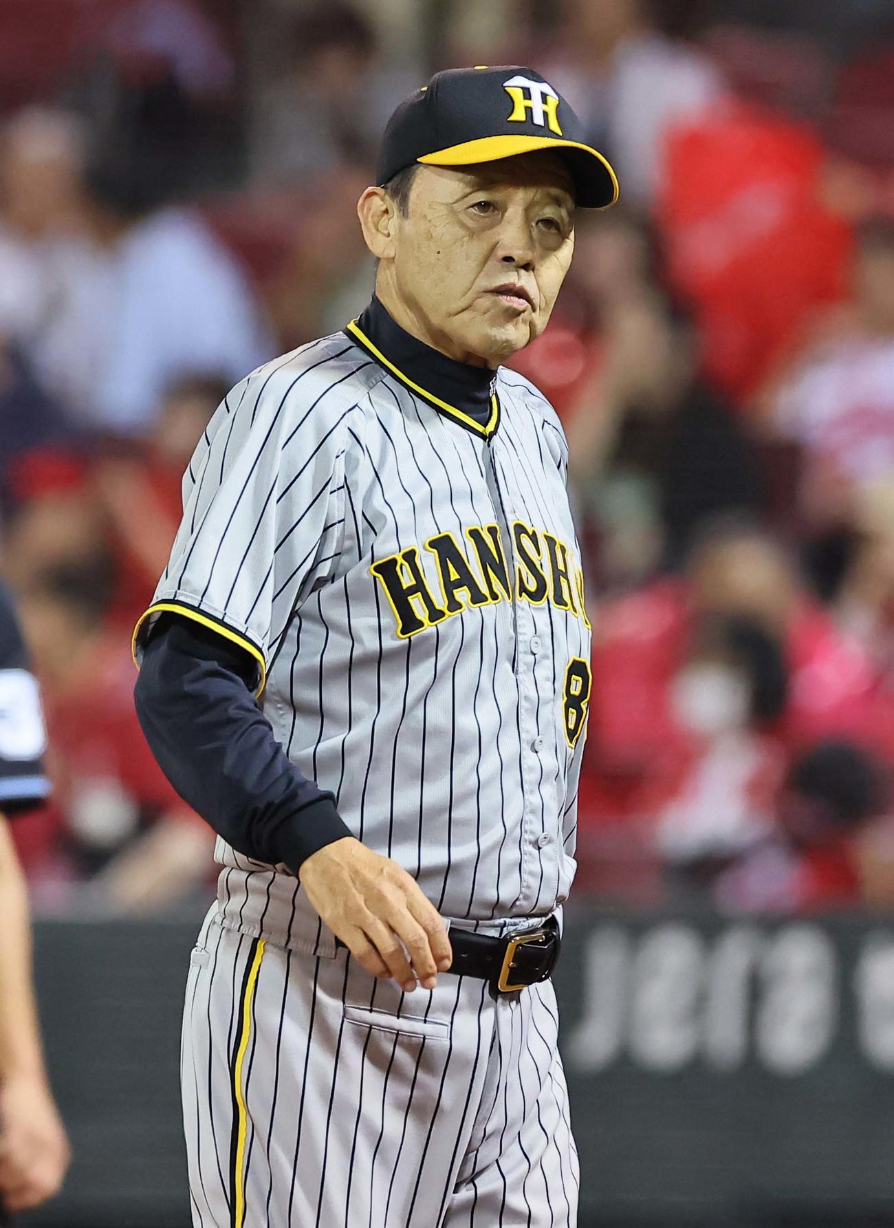 広島対阪神　選手交代を告げベンチに引き揚げる岡田監督（撮影・上田博志）
