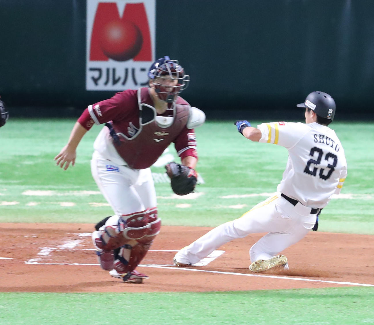 ソフトバンク対楽天　1回裏ソフトバンク1死二塁、柳田の左前先制適時打で生還する周東（撮影・梅根麻紀）