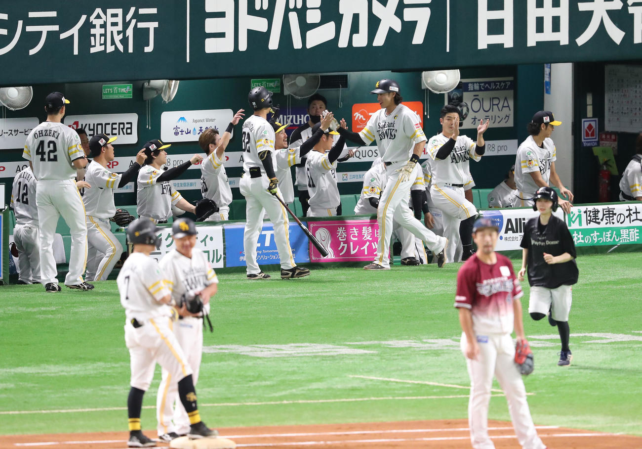 ソフトバンク対楽天　1回裏ソフトバンク2死三塁、中村晃の中前適時打で生還した柳田（撮影・梅根麻紀）