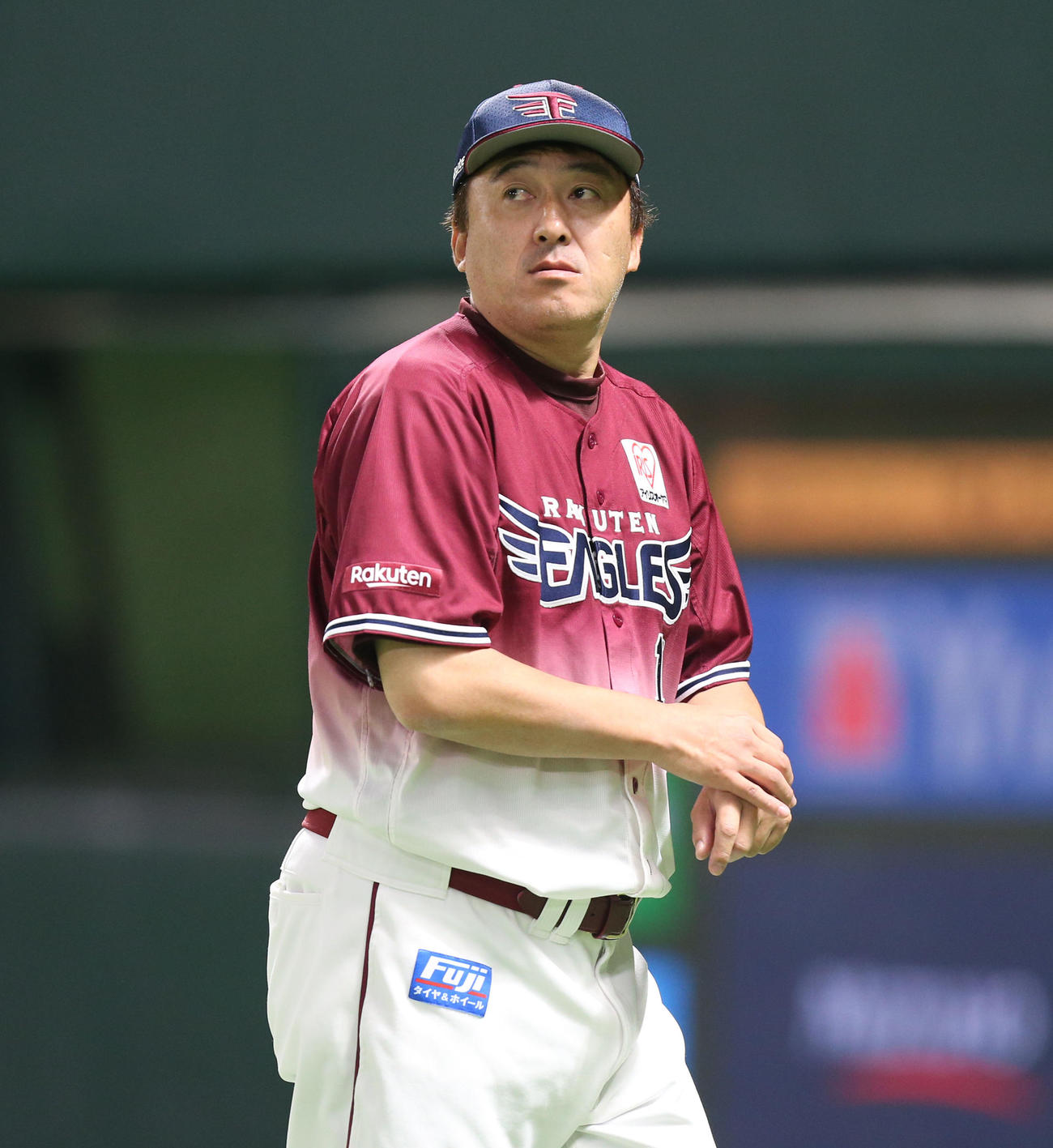 ソフトバンク対楽天　投手交代を告げてベンチへ引き揚げる石井監督（撮影・冨田成美）