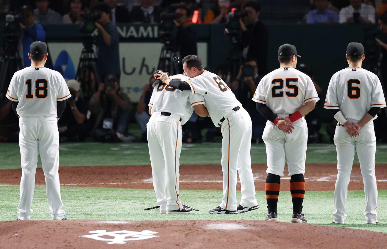 巨人対DeNA　最終戦セレモニーで巨人阿部ヘッド兼バッテリーコーチ（中央左）を抱き寄せて耳打ちする原監督（撮影・宮地輝）