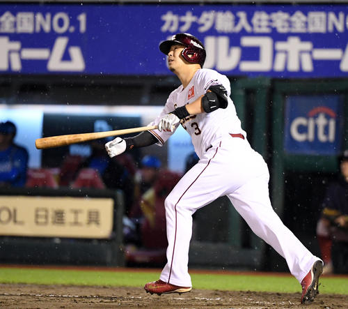 楽天対日本ハム　4回裏楽天1死、左中間にソロ本塁打を放つ浅村（撮影・たえ見朱実）