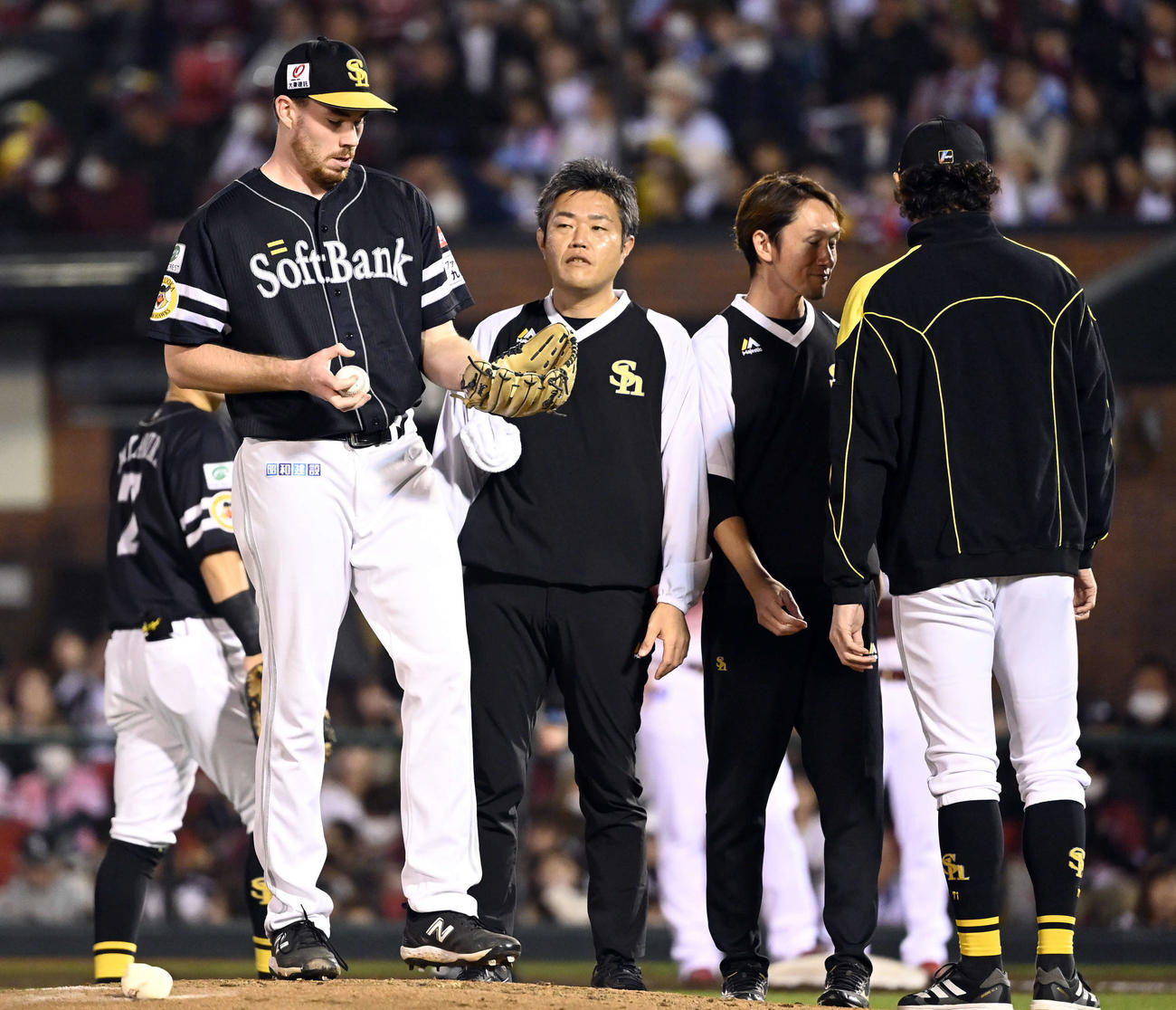 楽天対ソフトバンク　2回裏、楽天浅村の打球を受け気にするスチュワート（撮影・たえ見朱実）