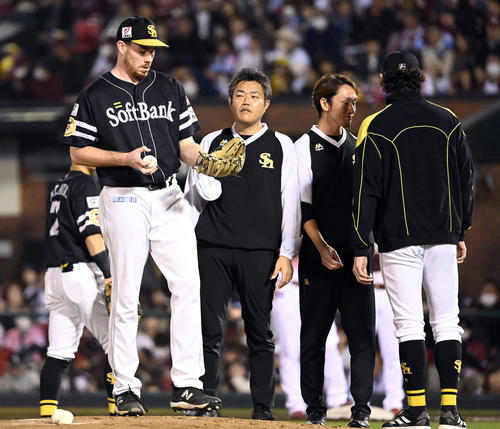 楽天対ソフトバンク　2回裏、楽天浅村の打球を受け気にするスチュワート（撮影・たえ見朱実）