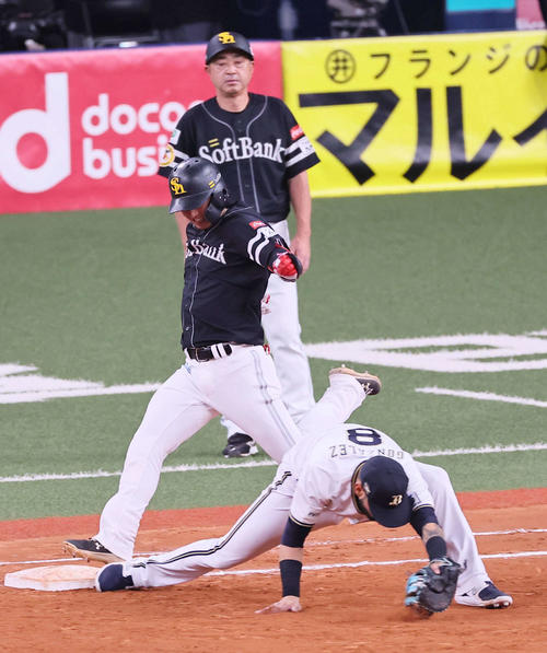 オリックス対ソフトバンク　8回表ソフトバンク1死満塁、今宮は遊撃併殺打に倒れる（撮影・上田博志）