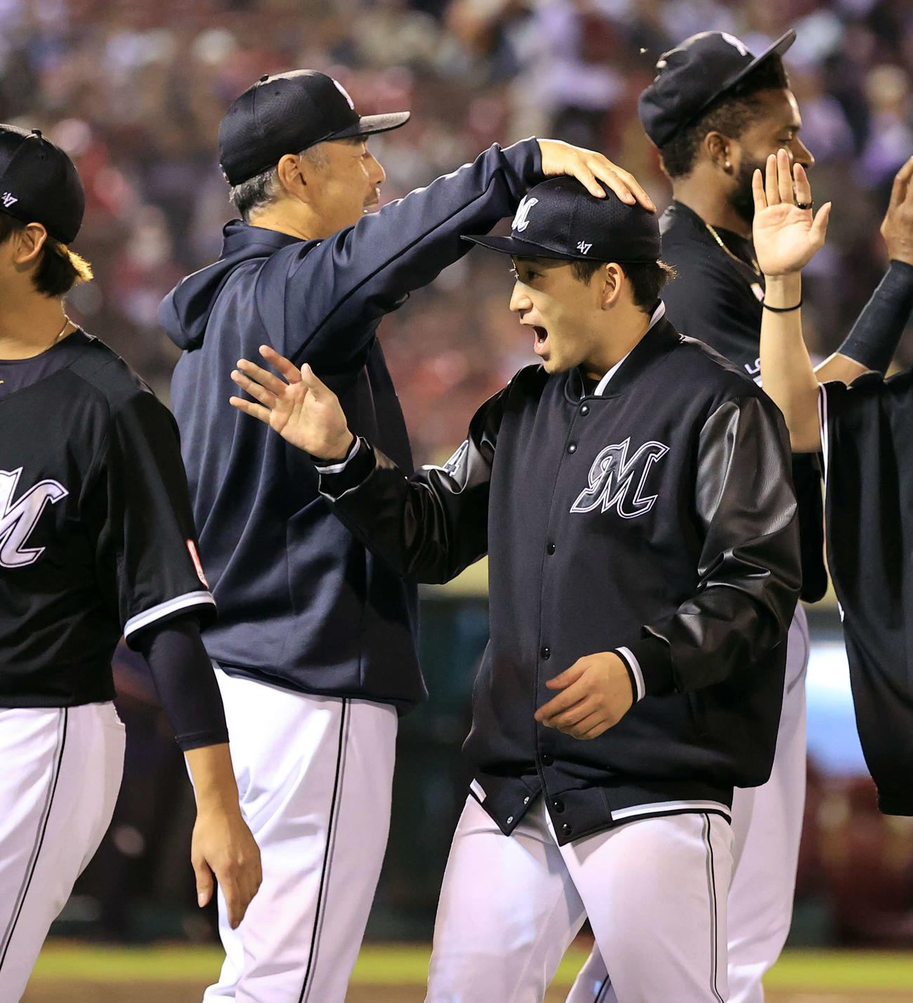 楽天対ロッテ　好投で10勝目を挙げたロッテ小島（右）は吉井監督から手荒い祝福を受ける（撮影・浅見桂子）