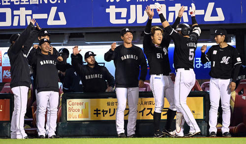 楽天対ロッテ　4回表ロッテ2死、左翼ポール直撃のソロ本塁打を放った安田（右から2人目）を迎える選手たち（撮影・たえ見朱実）