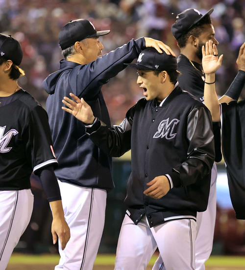 楽天対ロッテ　好投で10勝目を挙げたロッテ小島（右）は吉井監督から手荒い祝福を受ける（撮影・浅見桂子）