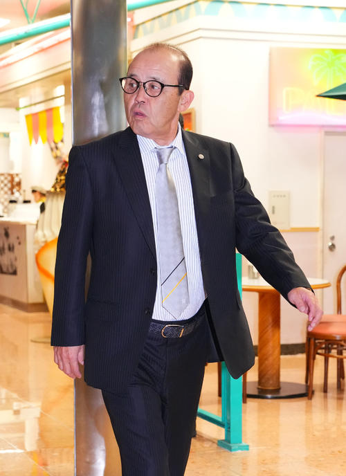 フェニックスリーグ参加のため宮崎入りした阪神岡田監督（撮影・藤尾明華）