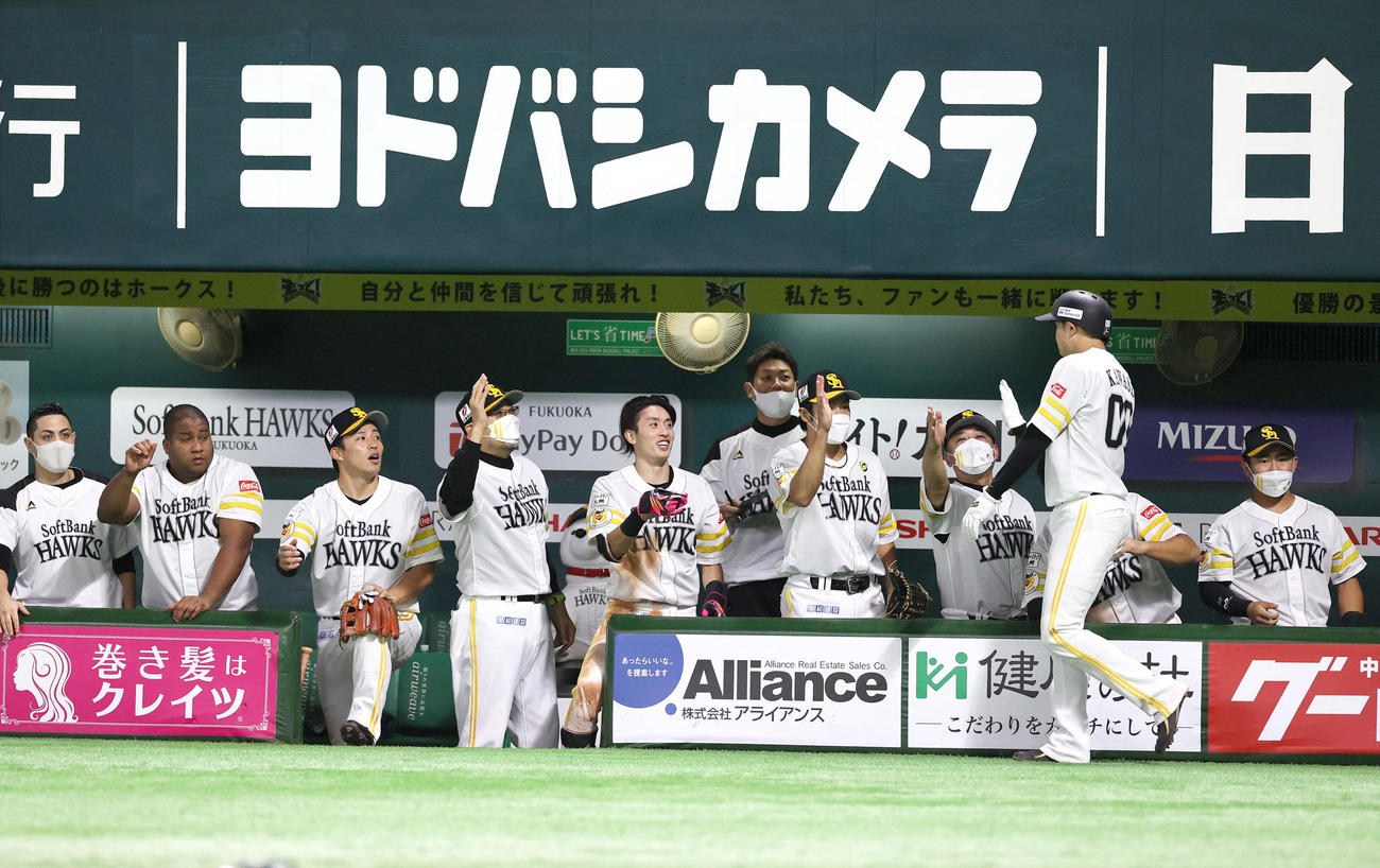ソフトバンク対西武　8回裏ソフトバンク2死一、二塁、川瀬（手前）は甲斐の中前適時打で生還しナインの出迎えを受ける（2022年10月9日撮影）