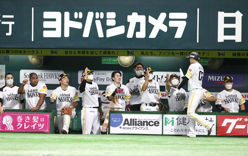 ソフトバンク対西武　8回裏ソフトバンク2死一、二塁、川瀬（手前）は甲斐の中前適時打で生還しナインの出迎えを受ける（2022年10月9日撮影）