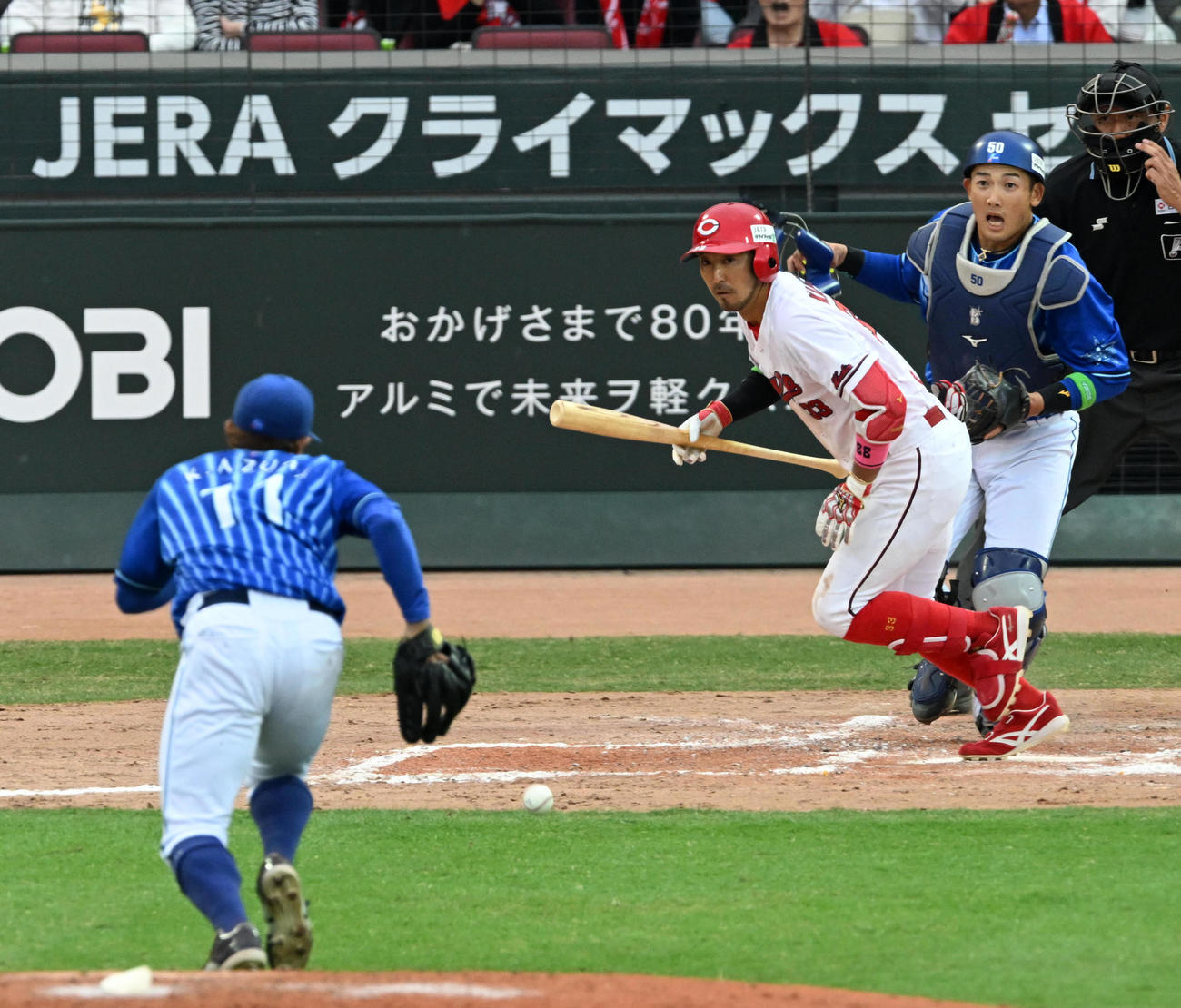 広島対DeNA 8回裏1死三塁、菊池は投前スクイズを決める。投手東（撮影・前岡正明）