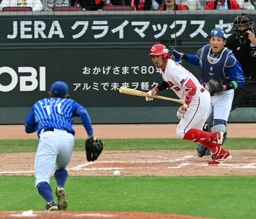 広島対DeNA 8回裏1死三塁、菊池は投前スクイズを決める。投手東（撮影・前岡正明）