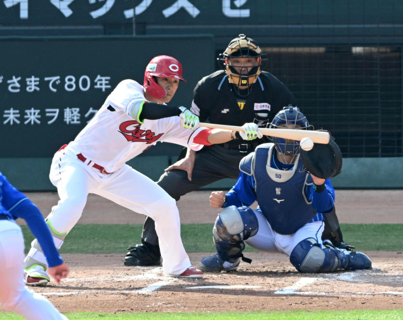 広島対DeNA 6回裏広島無死一、二塁、西川は捕前送りバントを決める（撮影・前岡正明）