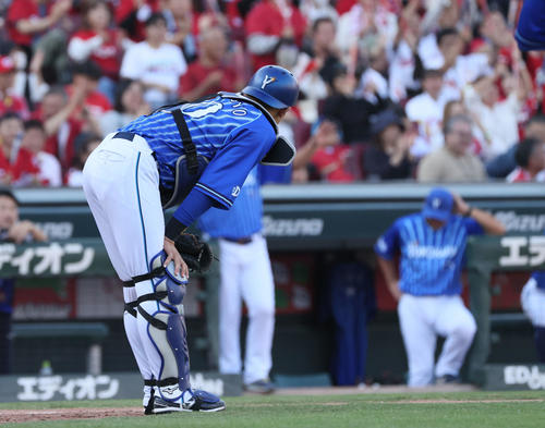 セCSファーストS第2戦　広島対DeNA 8回裏広島無死一、二塁、西川の送りバントで、上茶谷が三塁へ送球の野選。無死満塁となる。ガックリの山本（撮影・加藤孝規）