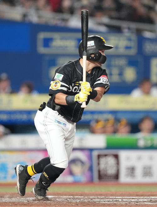 ロッテ対ソフトバンク　3回表ソフトバンク2死三塁、中前適時打を放つ中村晃（撮影・鈴木みどり）