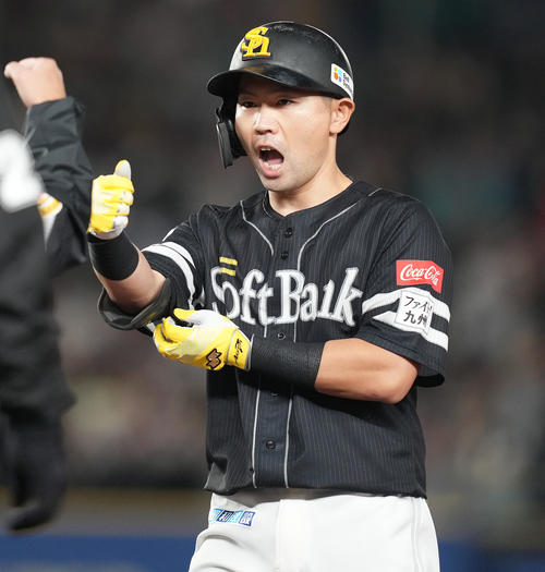 ロッテ対ソフトバンク　3回表ソフトバンク2死三塁、中前適時打を放ち、タッチを交わす中村晃（撮影・鈴木みどり）