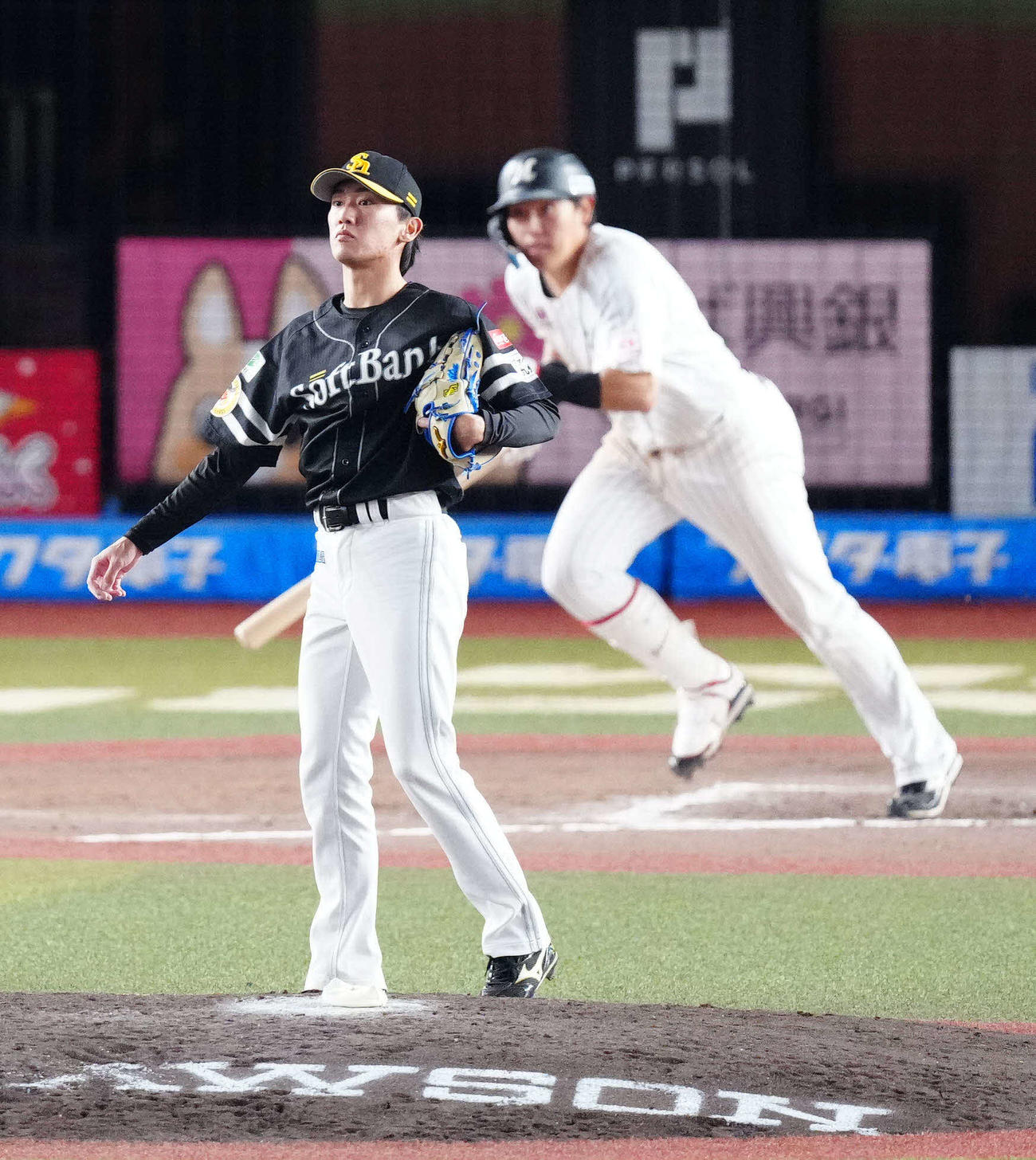 ロッテ対ソフトバンク　10回裏ロッテ2死一塁、安田（後方）にサヨナラ適時二塁打を浴びる大津（撮影・江口和貴）