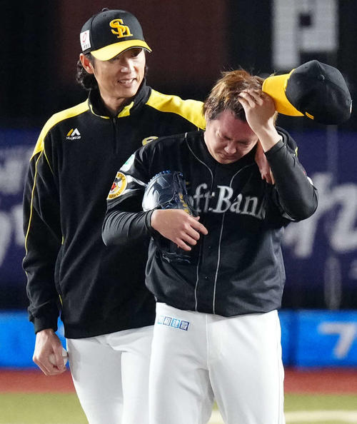 ロッテ対ソフトバンク　10回裏ロッテ無死一、二塁、藤岡に3点本塁打を浴び、斉藤投手コーチ（左）から声をかけられる津森（撮影・江口和貴）