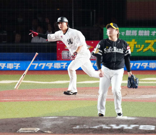 ロッテ対ソフトバンク　10回裏ロッテ無死一、二塁、3点本塁打を放つ藤岡。投手津森（撮影・江口和貴）
