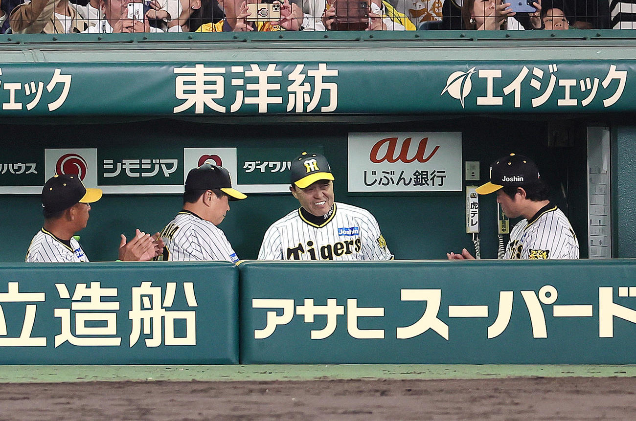 阪神対広島　初戦に勝利し笑顔を見せる阪神岡田監督（中央右）（撮影・足立雅史）