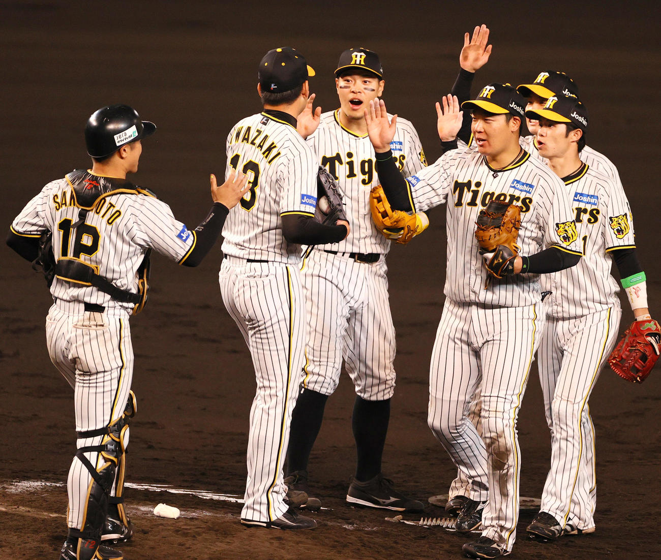CSファイナル　阪神対広島　広島に勝利し、タッチをかわす阪神ナイン（撮影・上山淳一）