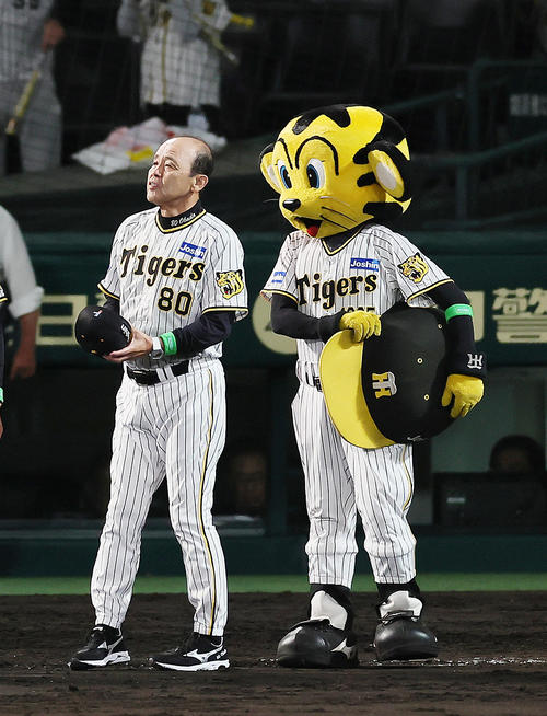 阪神対広島　初戦に勝利し、スタンドにあいさつする阪神岡田監督（撮影・足立雅史）