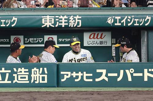 阪神対広島　初戦に勝利し笑顔を見せる阪神岡田監督（中央右）（撮影・足立雅史）
