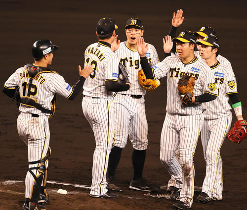 CSファイナル　阪神対広島　広島に勝利し、タッチをかわす阪神ナイン（撮影・上山淳一）