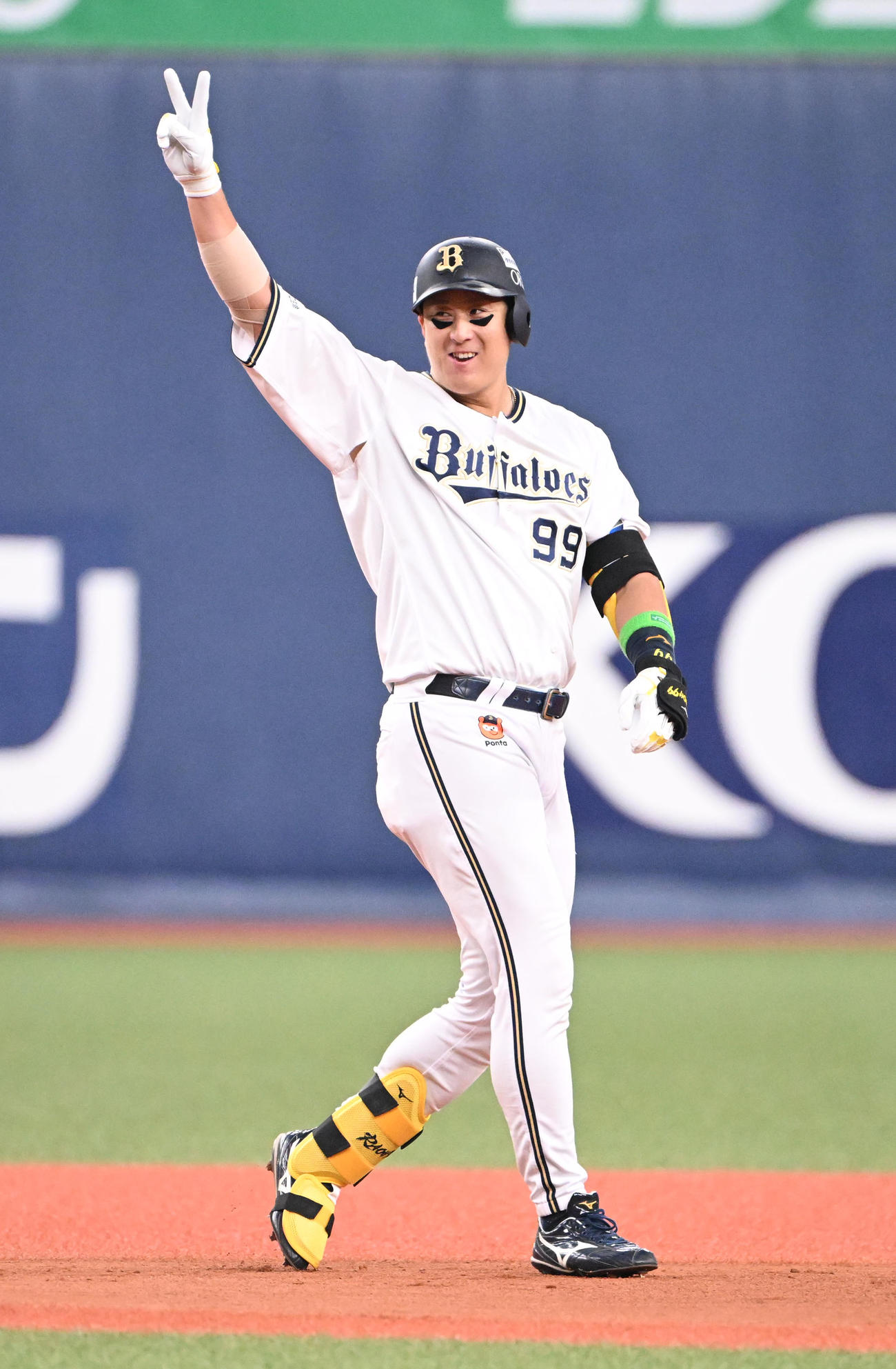 オリックス対ロッテ　6回裏オリックス無死一塁、右中間を破る同点適時二塁打を放った杉本はVサイン（撮影・和賀正仁）