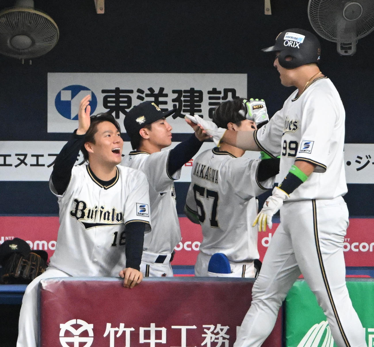 オリックス対ロッテ　6回裏オリックス無死一、三塁、紅林の適時打で生還した杉本（右）を迎える山本（左）（撮影・石井愛子）