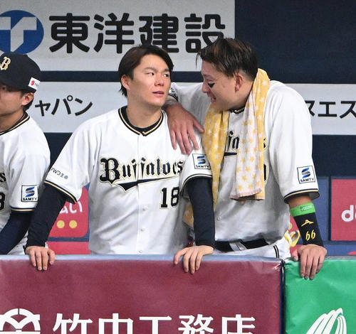 オリックス対ロッテ　6回裏オリックス無死一、三塁、生還した杉本（右）と見つめ合う山本（撮影・石井愛子）