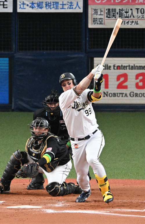 オリックス対ロッテ　6回裏オリックス無死一塁、杉本は中適時二塁打を放つ（撮影・前岡正明）