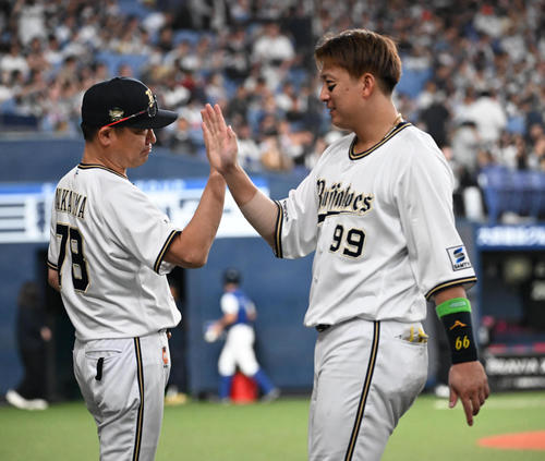 オリックス対ロッテ　ロッテとの初戦を勝利しタッチを交わすオリックス中嶋監督（左）と杉本（撮影・和賀正仁）