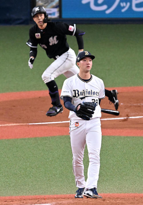 オリックス対ロッテ　6回表ロッテ2死一、二塁、岡に左適時二塁打を打たれたオリックス先発の田嶋（撮影・前岡正明）