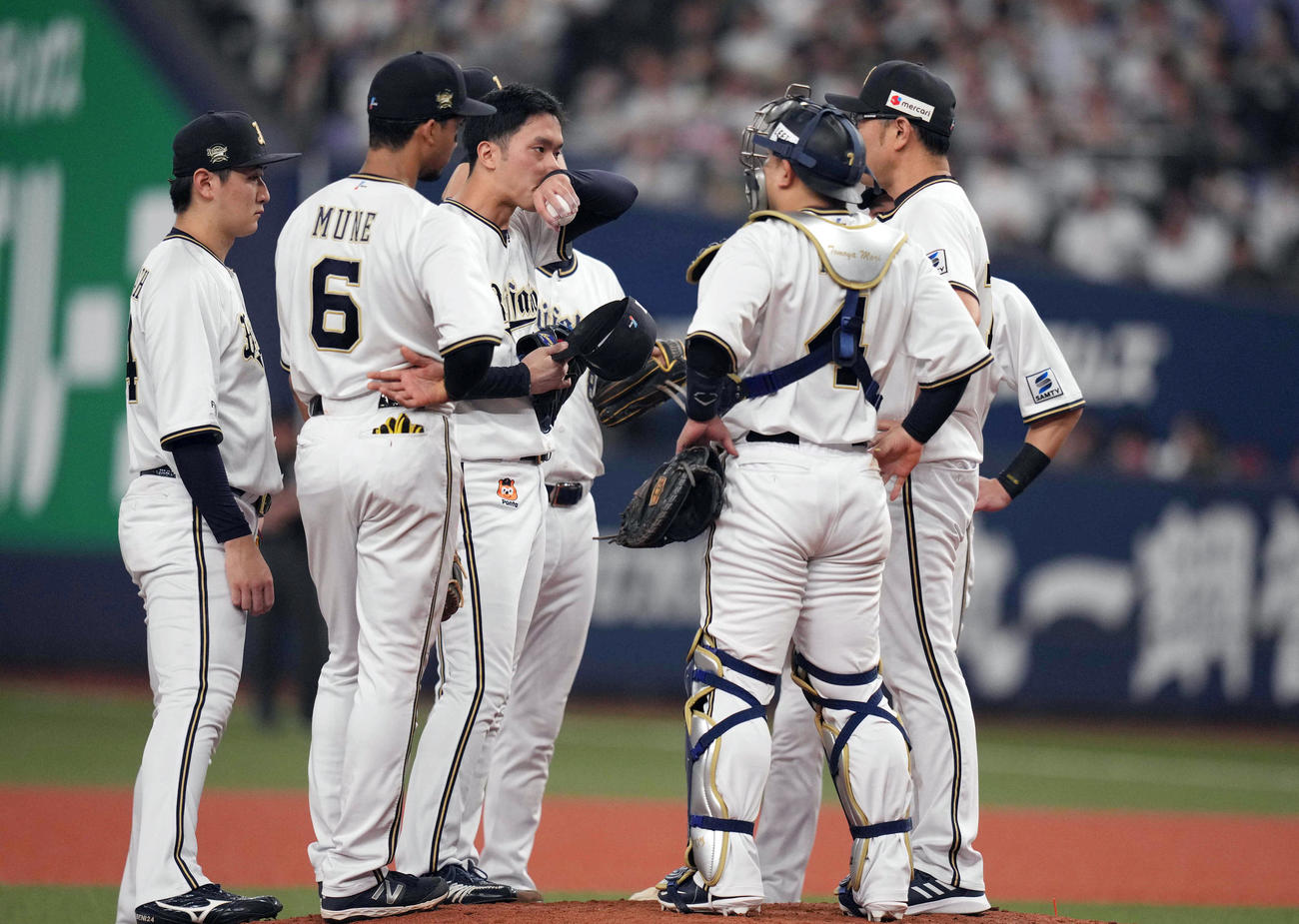 オリックス対ロッテ　6回表、マウンドで平井正史投手コーチ（右）と話をするオリックス先発の田嶋（中央）（撮影・狩俣裕三）